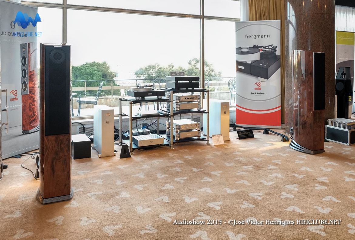 A Ajasom apresentou um sistema de base Nagra com colunas Audiovector Arreté 8, numa sala ampla, utilizada como showroom, com a melhor vista sobre a cidade de Lisboa de todo o Audioshow.