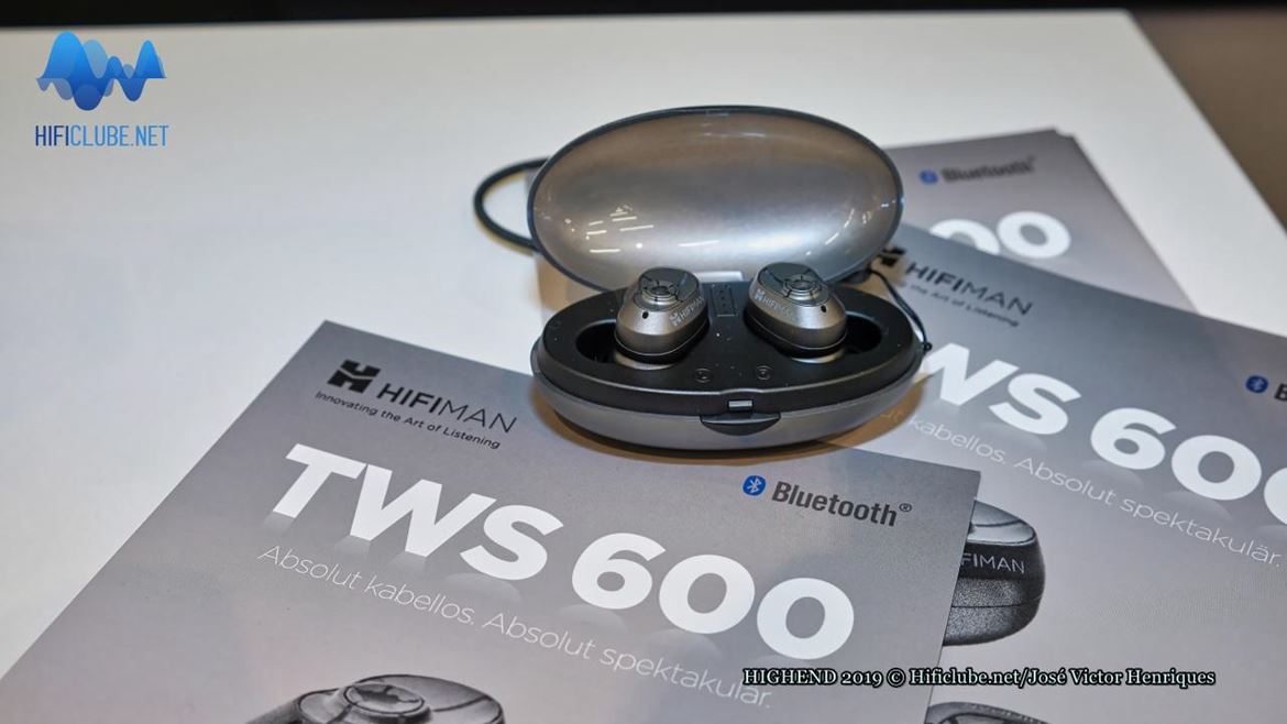 Hifiman TWS 600 sem fios (Bluetooth). A caixa em concha é, de facto, um carregador. Aguentam-se 5 hoaras seguidas a funcionar e mais de 1000 horas em stand-by (?)