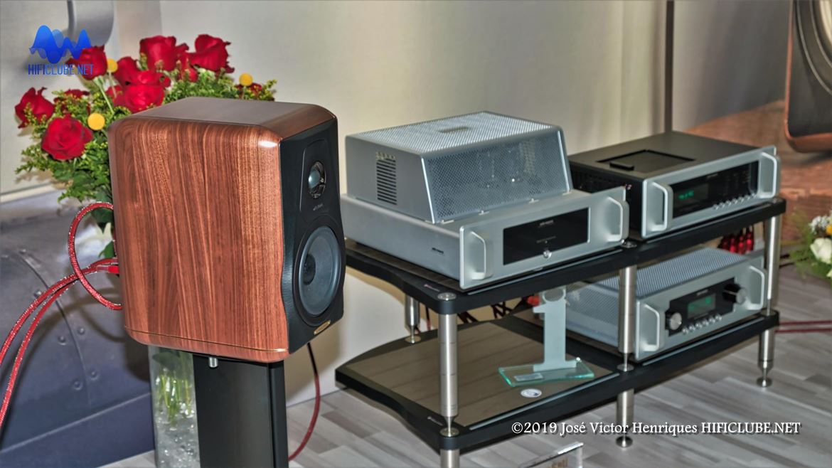 A Heritage Collection abriu com as Electa Amator III e prosseguiu agora com as Minima Amator II. É mais um pedaço de história da Sonus faber revisitado. Trata-se de uma monitora de 2-vias, com um médio-grave de 6 polegadas e ubíquo tweeter de cúpula de seda Damped Apex Dome. Os acabamentos são puro Sonus Faber: caixa de madeira sólida natural e pele, com terminais de grande qualidade. Só há uma forma de garantir o futuro – é não esquecer o passado. Paolo Tezzon garantiu-me que vai continuar a ressuscitar modelos da Sonus faber, menos um , porque o considera perfeito e por isso vai continuar a ser como é: Minima.