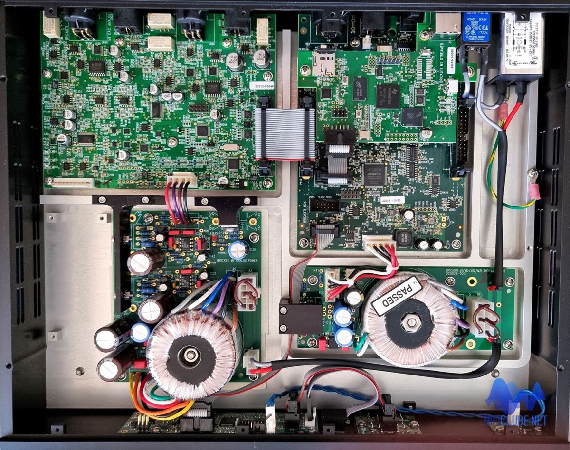 Bricasti M3: construção dual mono, balanceada em modo diferencial, fonte de alimentação independente para analógico (esq.) e digital (dir.).  A placa de circuito sobre a placa principal da secção digital é para a função de Streamer. Em baixo, à esq., o espaço para a instalação do circuito de amplificação de auscultadores.