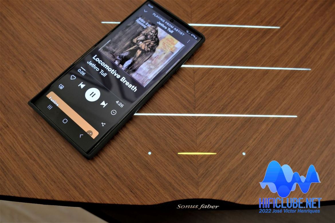 Acesso direto por Spotify Connect via Bluetooth ou Chromecast