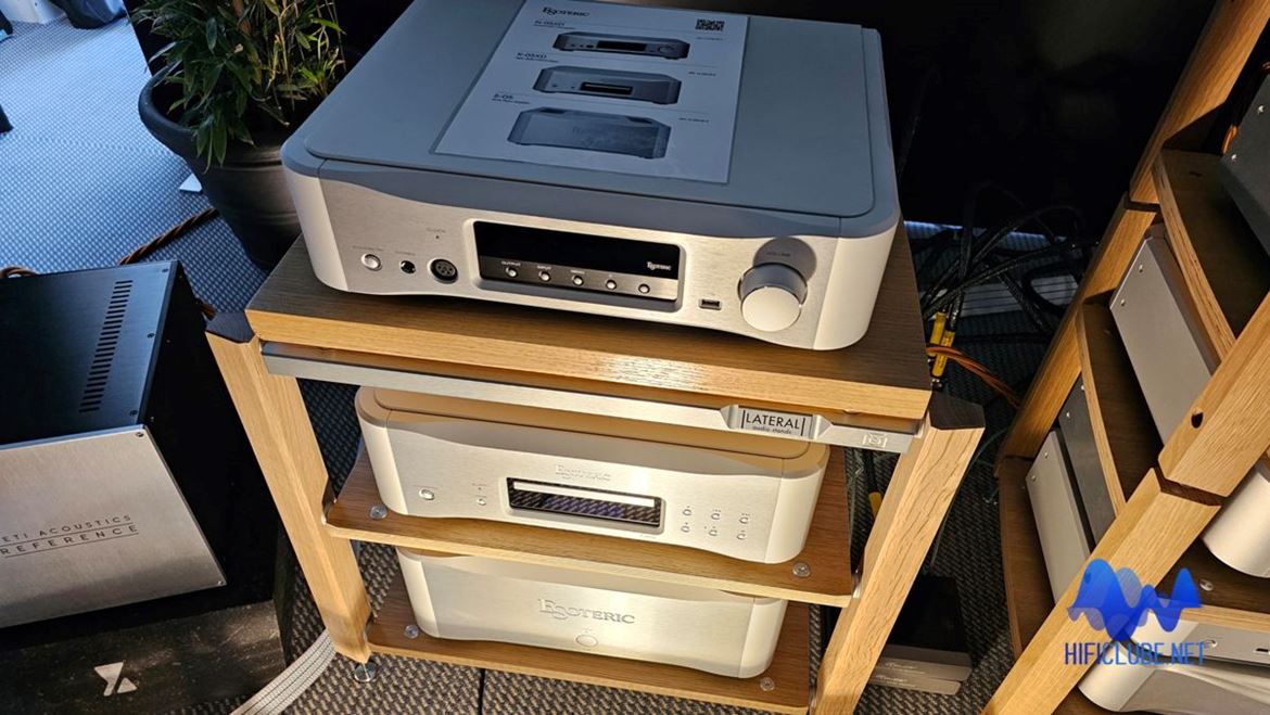 De cima para baixo: Esoteric Grandioso N-05XD (Network Player); K-05DX (SACD Player); S-05, amplificador estéreo