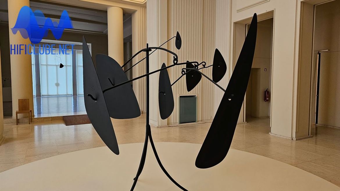 Serralves: exposição de peças 'móveis' de arte cinética suspensa de Alexander Calder.