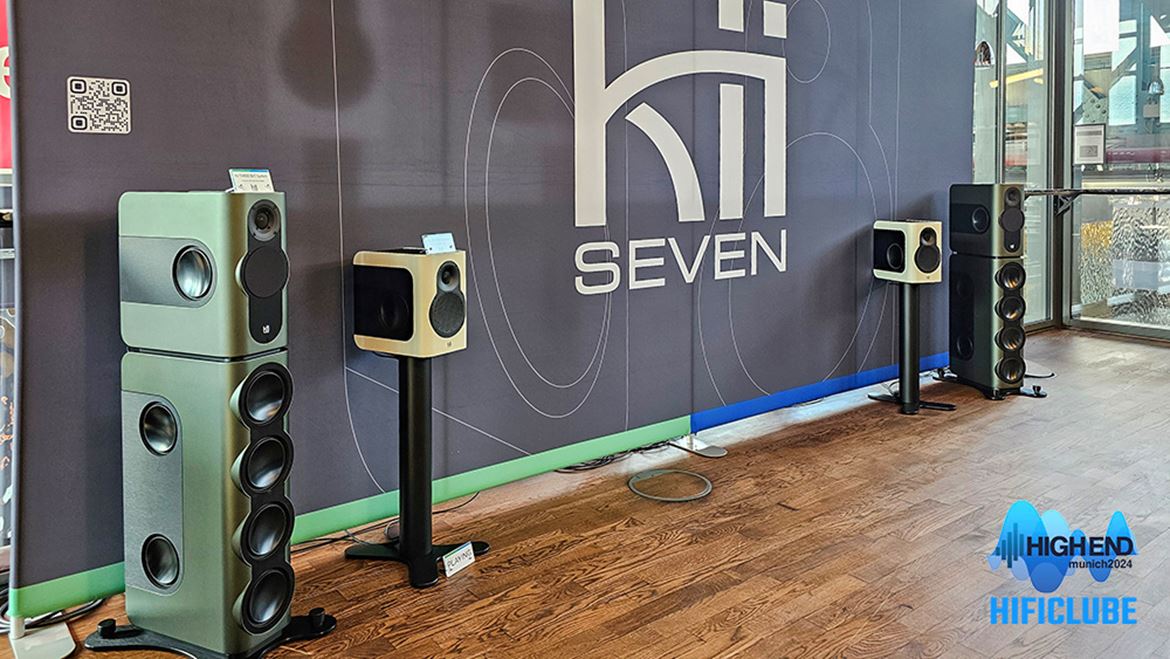 As Kii SEven com as irmãs mais velhas Kii Three+BX subwoofers.