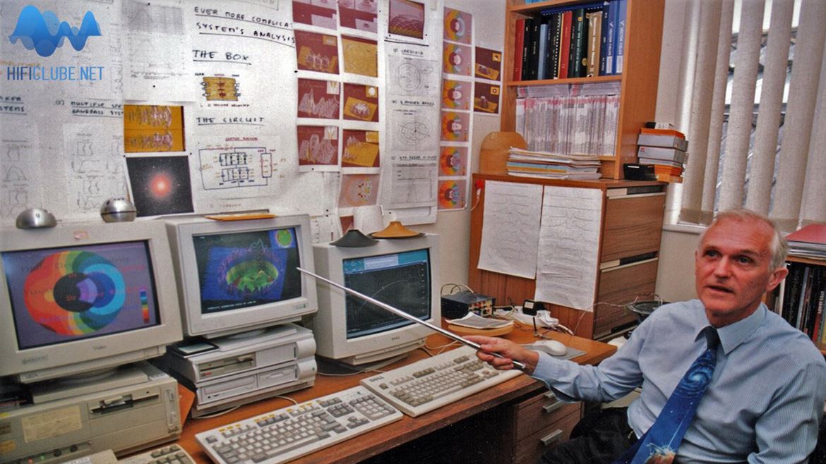 Dr. Peter Fryer, no laboratório acústico de Steyning