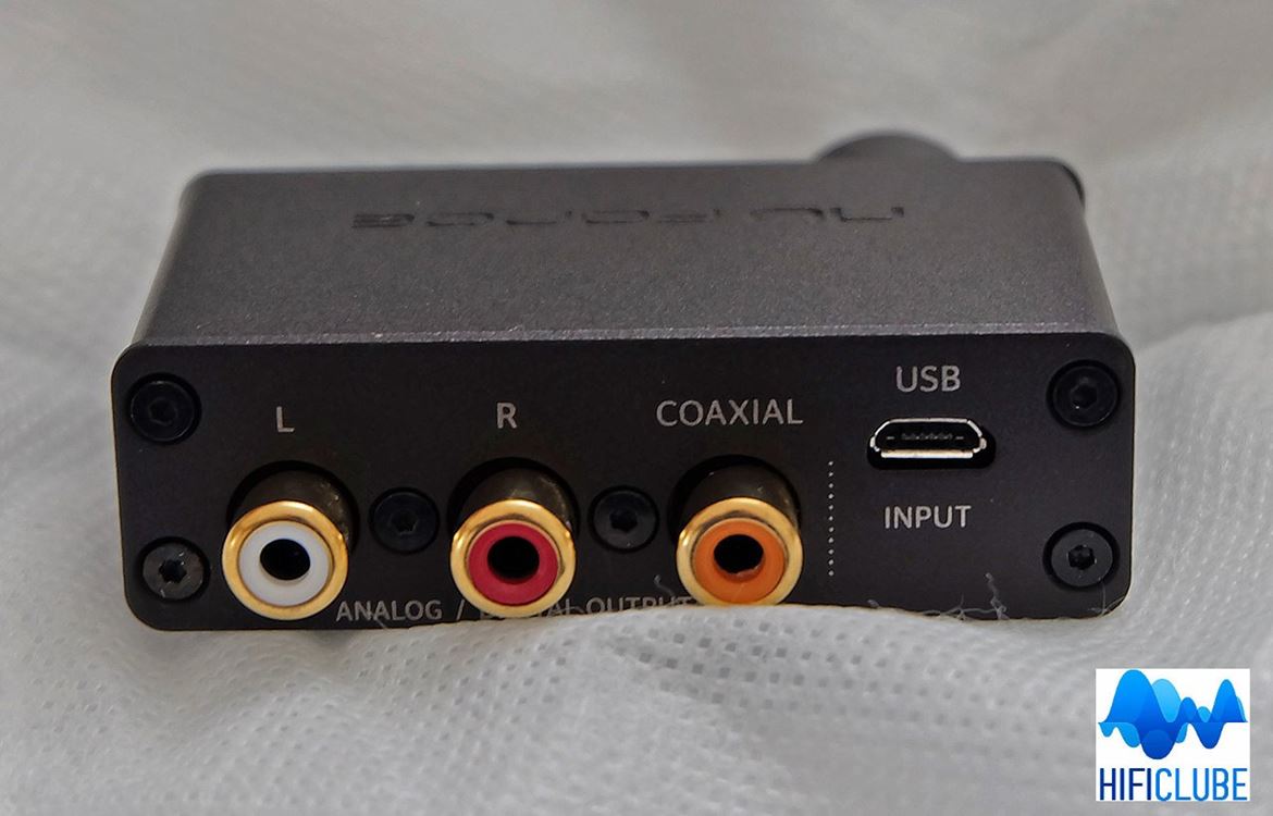 Além da entrada USB, o µDAC-3 tem entrada digital coaxial e saídas analógicas variáveis RCA