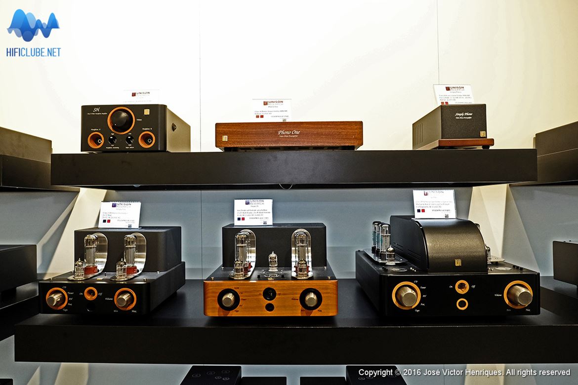 O Unison SH (no topo à esquerda) fotografado na companhia de alguns dos modelos de amplificadores a válvulas da UR, no High End 2016, Munique