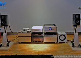 Auditório da Delaudio com o sistema Esoteric/V-Acoustics/Pass/Raidho em demonstração. O subwoofer foi utilizado apenas para a demonstração de cinema-em-casa com as Monitor Audio Controlled Performanc