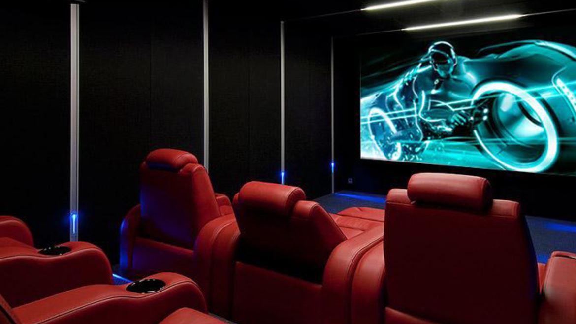 As cadeiras de cinema em casa vêm equipadas com encostos reclináveis motorizados