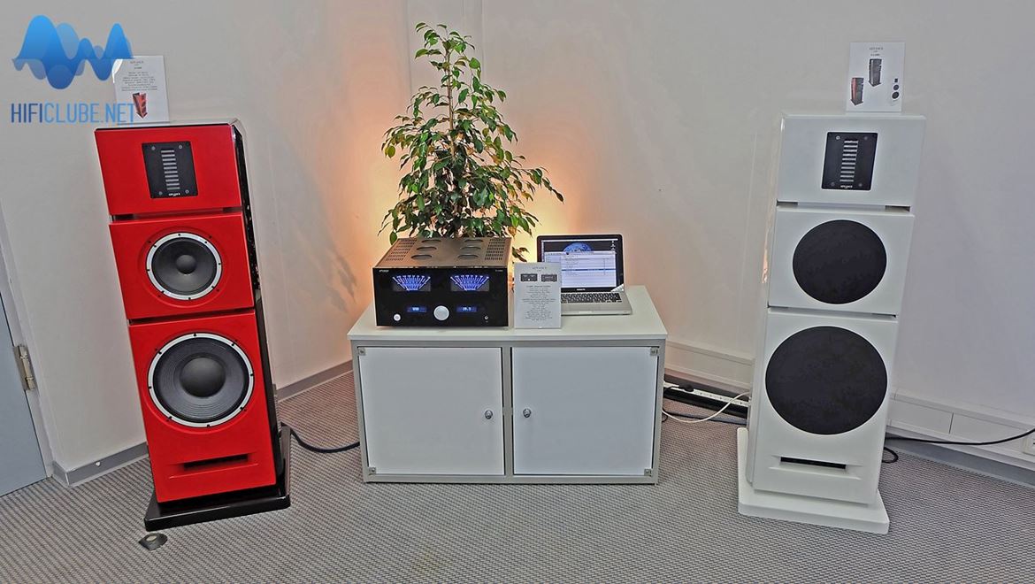 Sistema principal na sala da Advance Acoustics: amplificador integrado X-1000 e colunas X-L1000