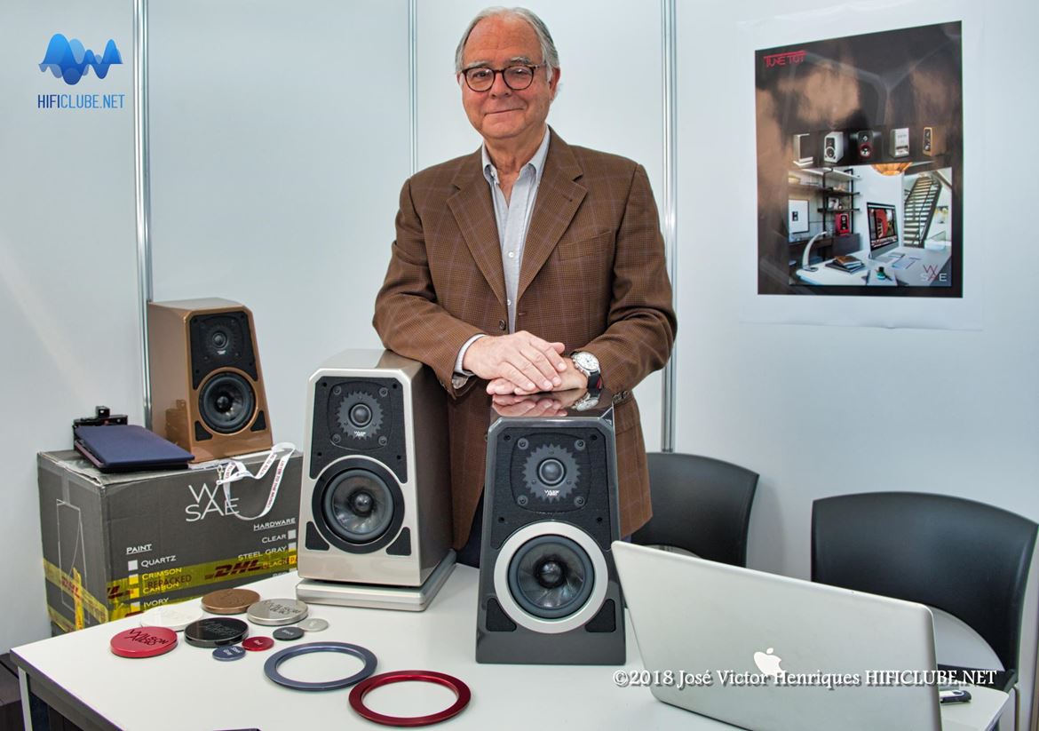 Peter McGrath mostrando os primeiros exemplares de pré-produção das TuneTot, no Highend 2018, em Munique