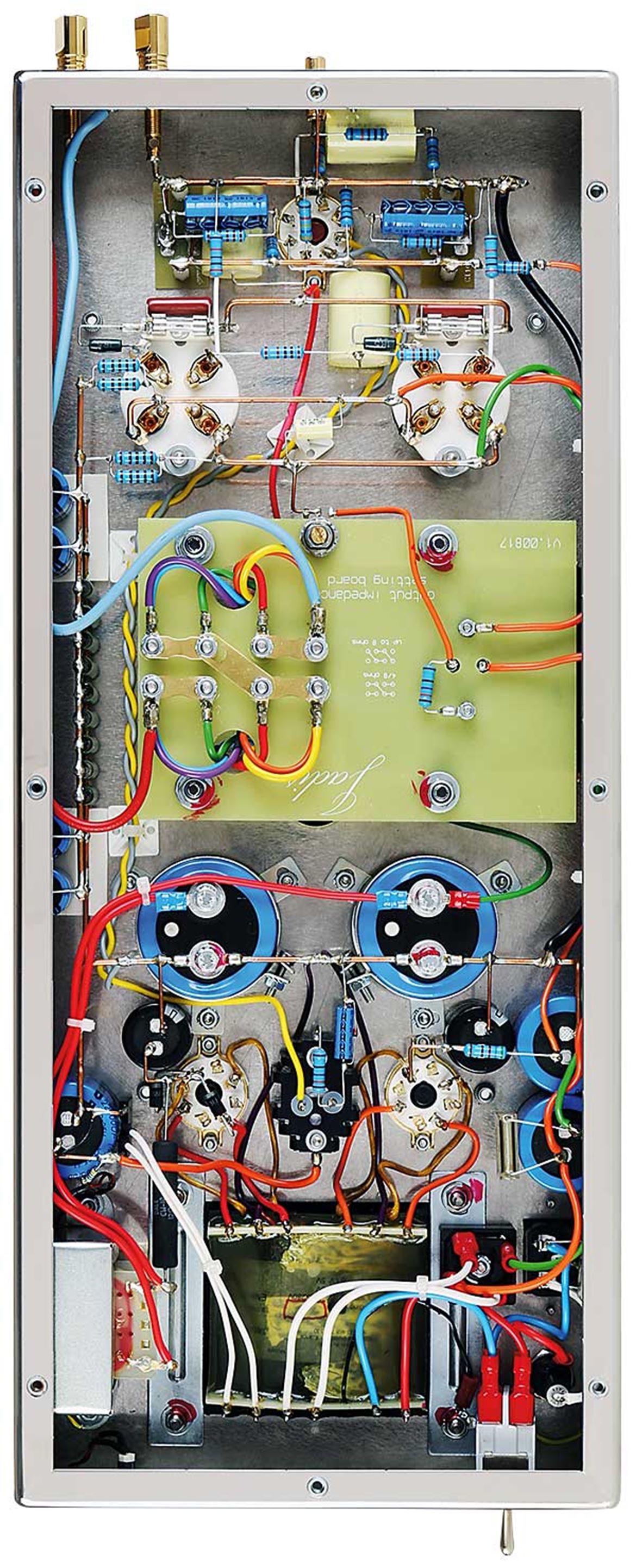 Por baixo do SE300B podem ver-se as ligações ponto-a-ponto, a fonte-de-alimentação à dir., o andar de potência SE (à esq.) e o seletor de impedância configurado para 4/8 Ohm ao centro.