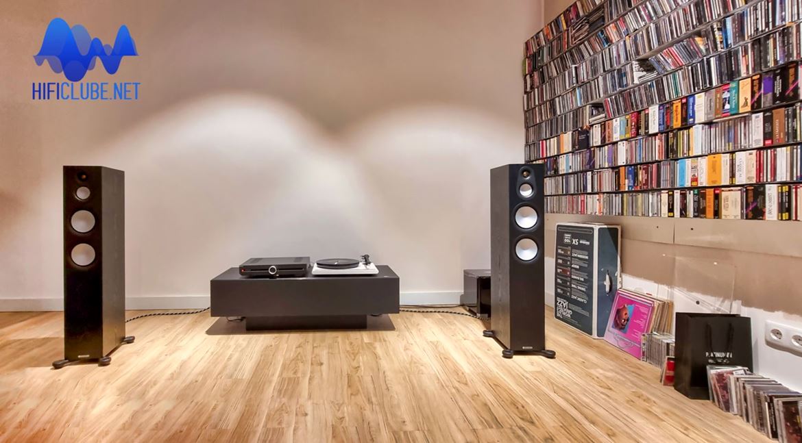 Auditório da Delaudio: na foto as colunas Monitor Audio SS300 7G, o amplificador integrado/DAC/Streamer Attessa SA e o gira-discos Attessa c/ braço, célula e andar Phono incluído.