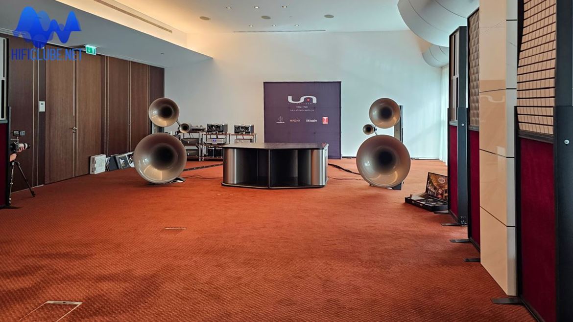 O sistema foi instalado numa enorme sala de conferências no Sheraton/The system was set up in a huge conference room at the Sheraton