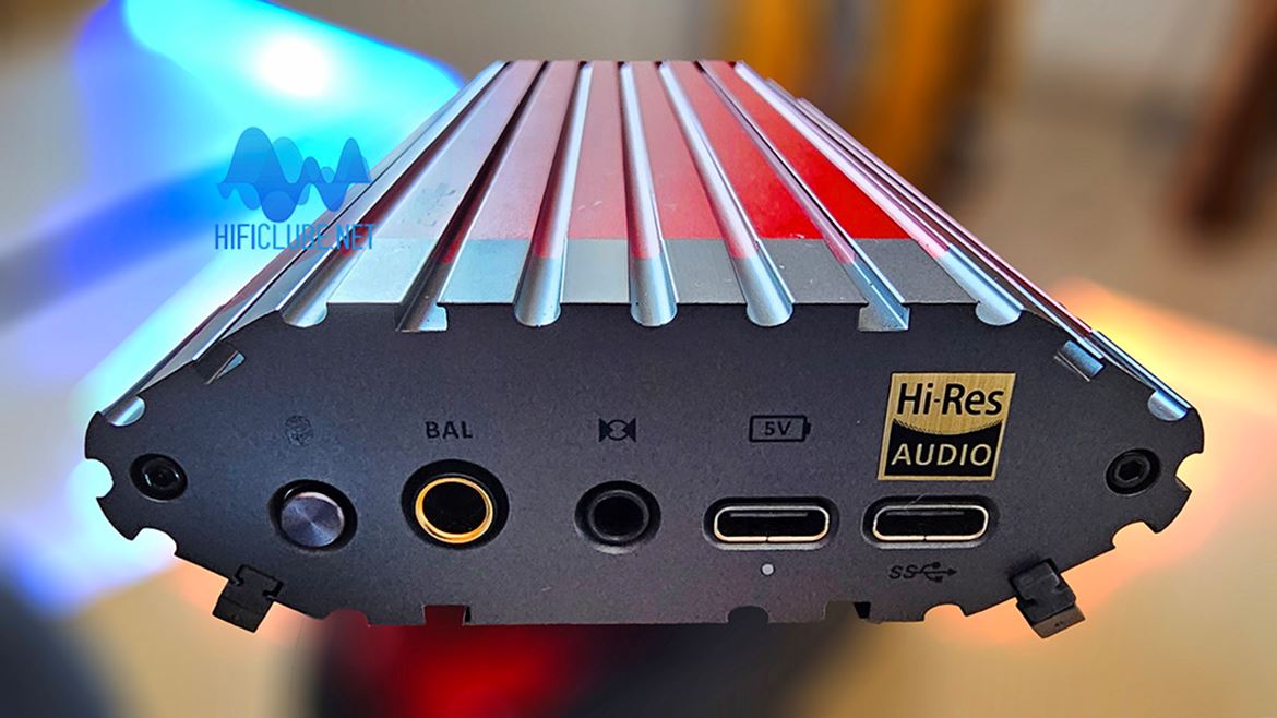 iFI Audio Diablo 2 - painel traseiro. Da Esq. para a Dir.: comutador Bluetooth Pairing/HiRes, Saída/Entrada balanceada 4,4 mm;  Entrada ótica/coaxial SPDIF; 2 x USB Ccarga e áudio)