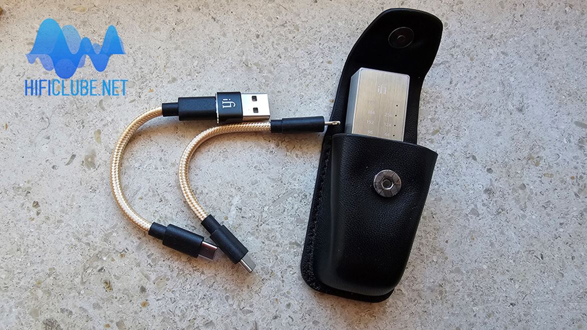 Bolsa de transporte em cabedal e mini-cabos USB-C para Android e iPhone (USB-C/Lightening).