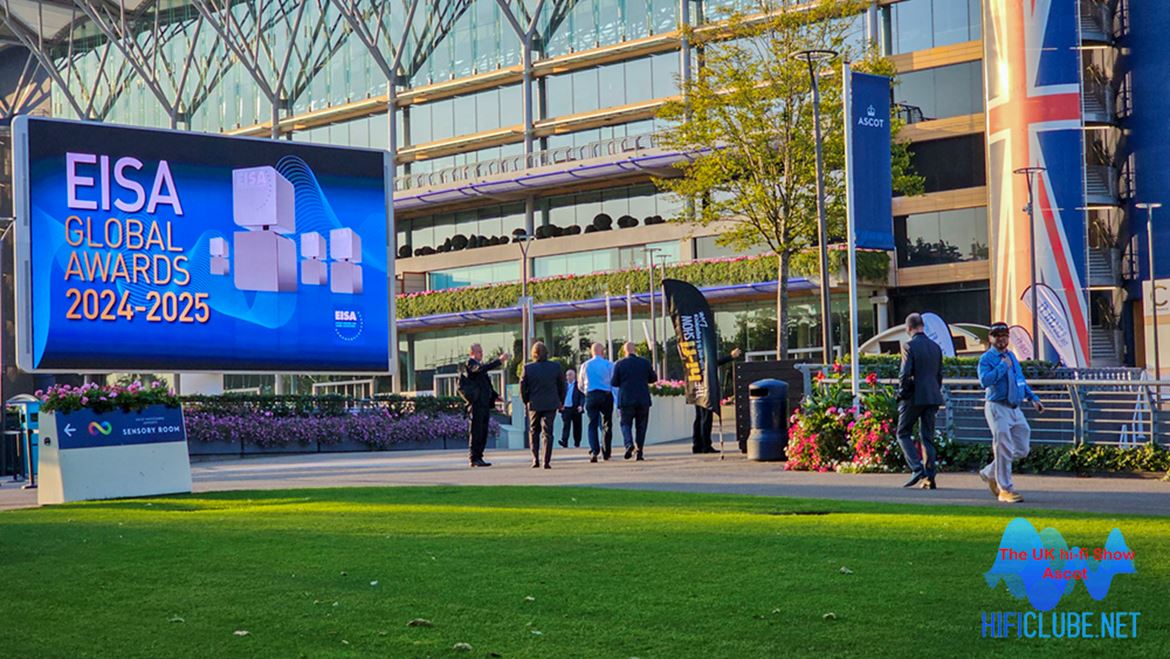 Ascot. À direita um enorme cartaz eletrónico anuncia a Gala da EISA