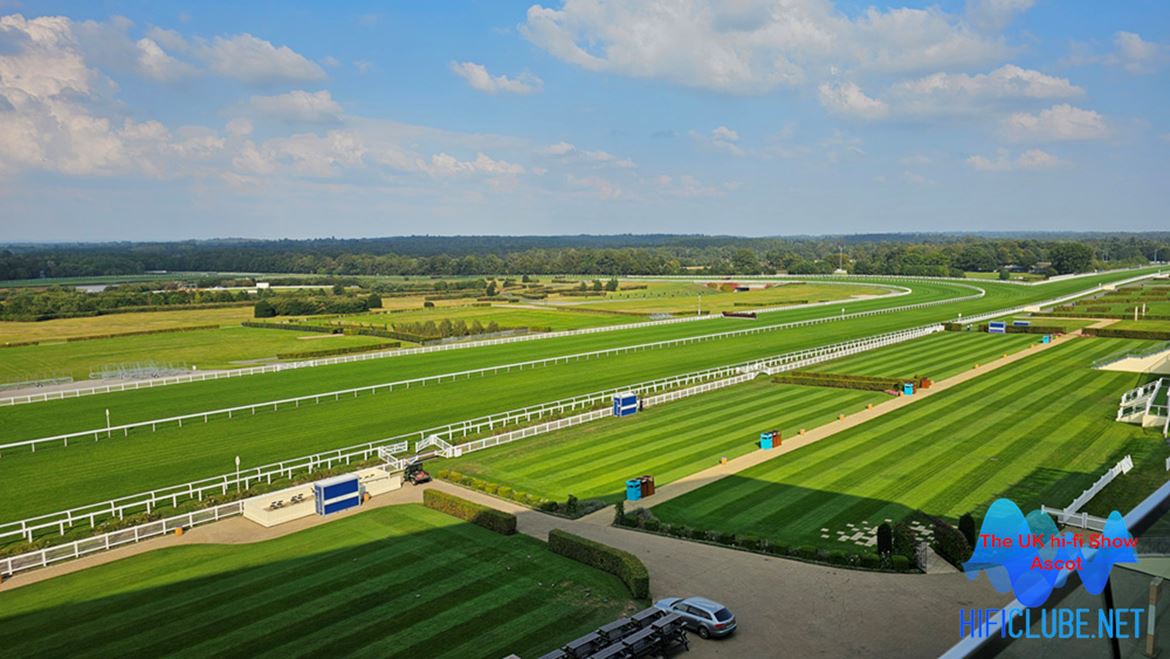 Perspectiva ampla da parte direita da pista de corridas de cavalos de Ascot