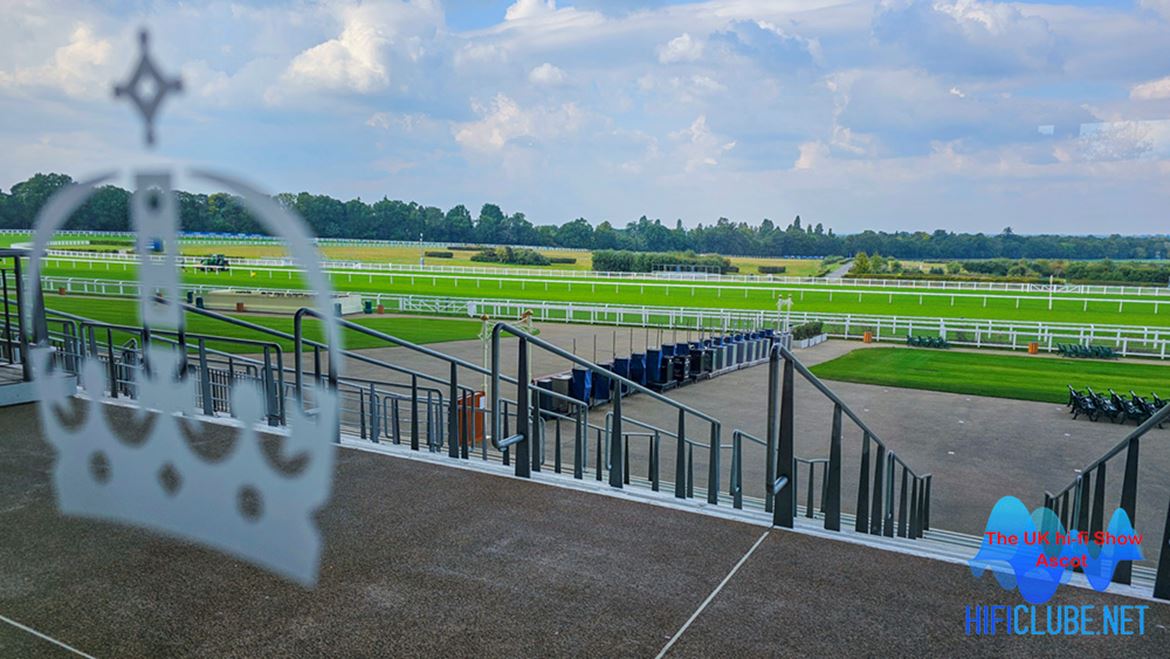 Vista da real pista de corridas de cavalos de Ascot