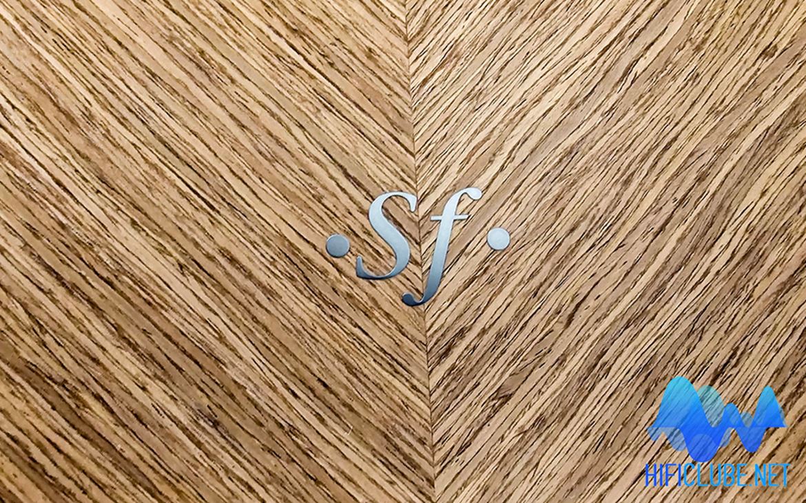 Sonus Faber’s signature crest indented on the walnut veneer finish applied at an angle of 45º.