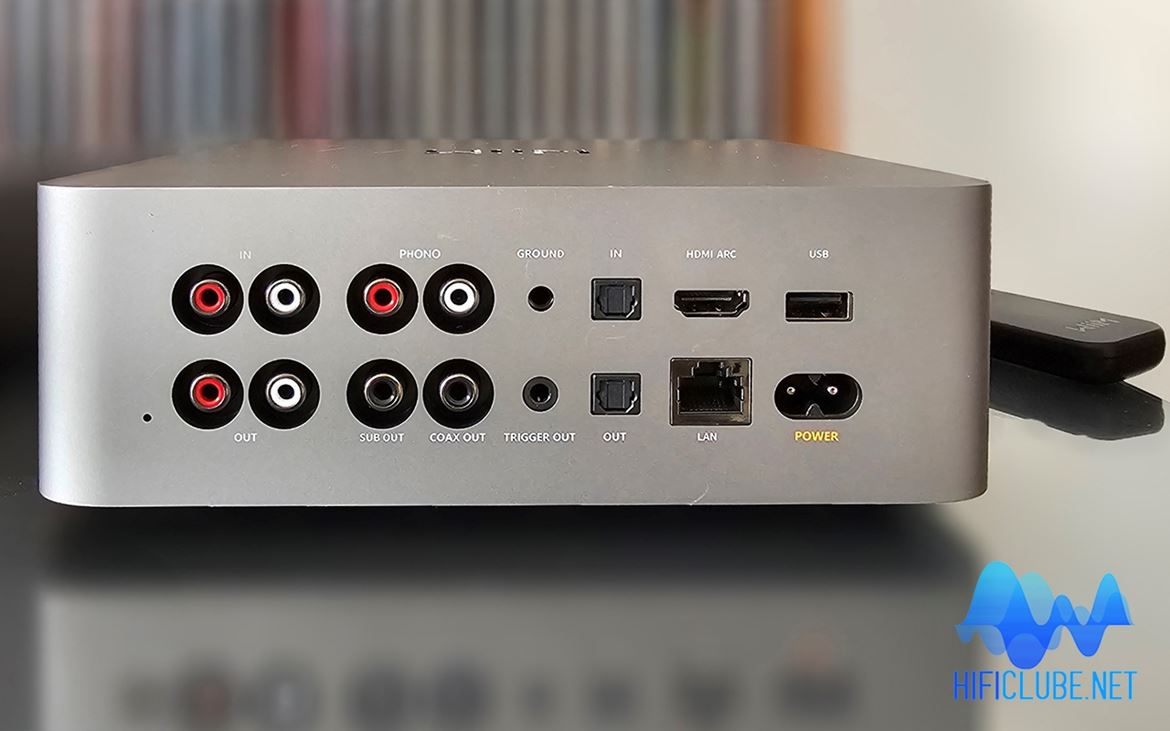 WiiM Ultra visto de costas: entradas e saídas analógicas (inclui Phono) e digitais (inclui HDMI ARC)