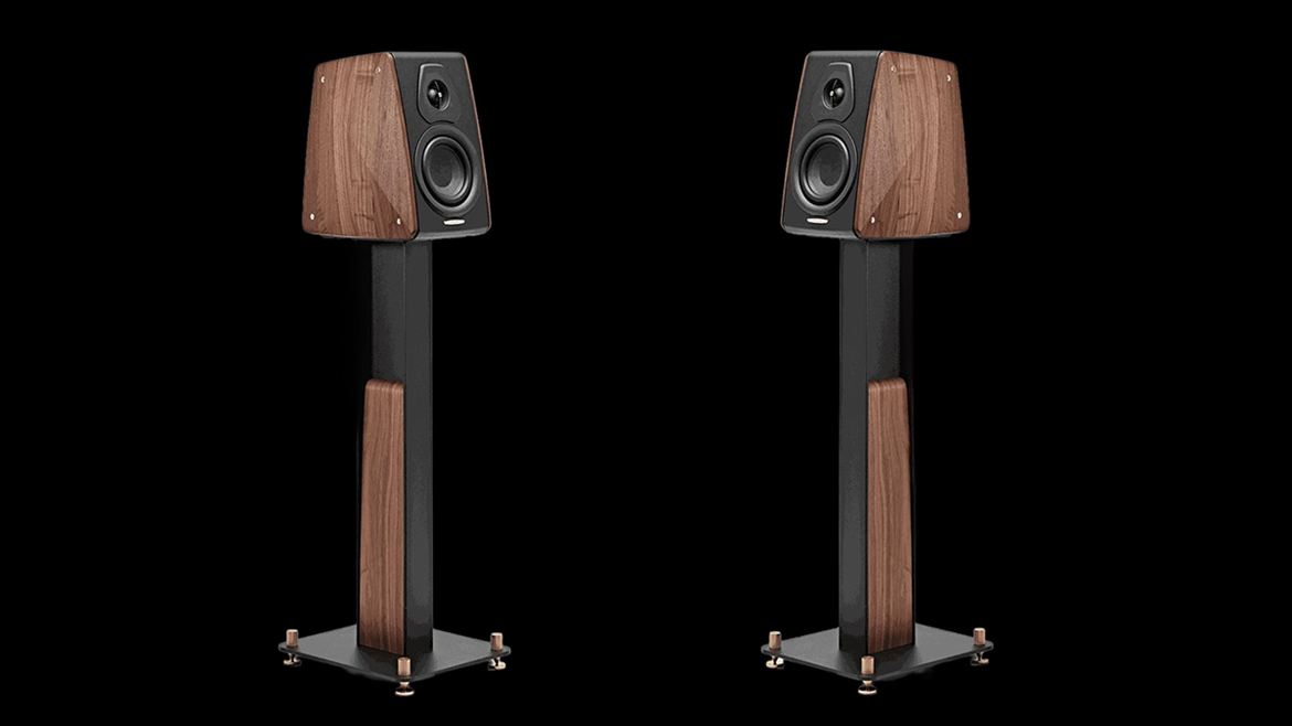 The heavy G4 stands, also made of metal and wood, do not allow for height adjustment.