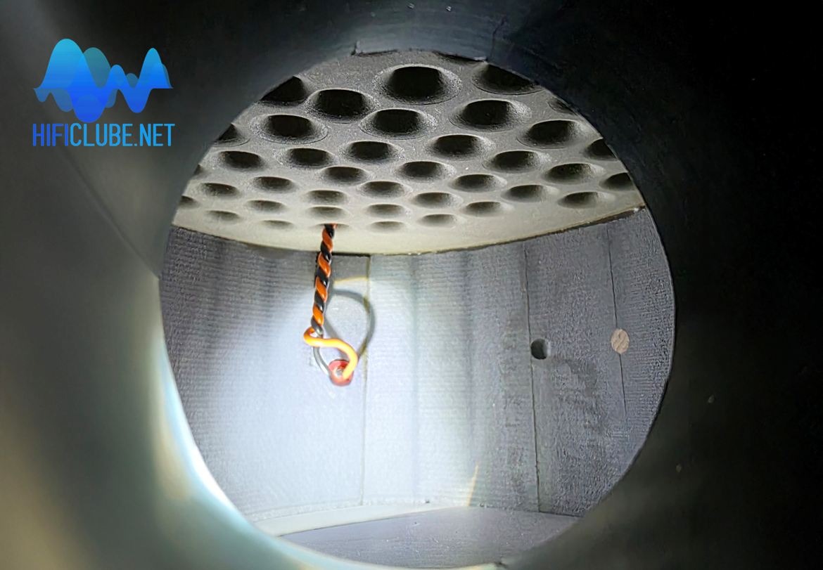 Interior da câmara do sistema reflex. Na parte de cima, o filtro perfurado que divide a câmara do altifalante da câmara do pórtico reflex.