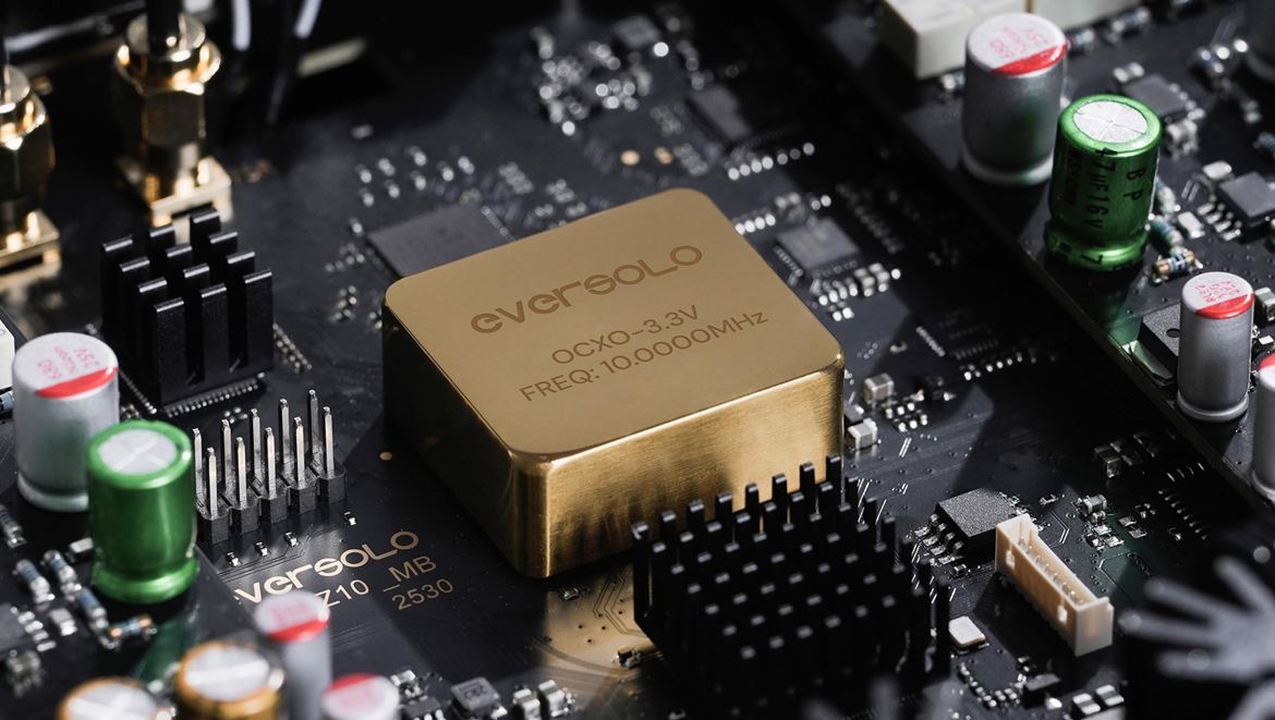 Osciclador de quartzo de elevada precisão (OCXO)                (Foto cortesia Eversolo)