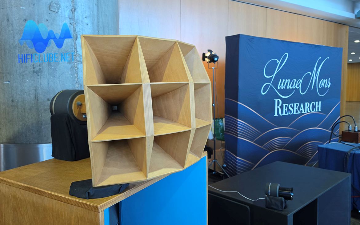 Colunas de corneta de construção nacional Lunae Mons