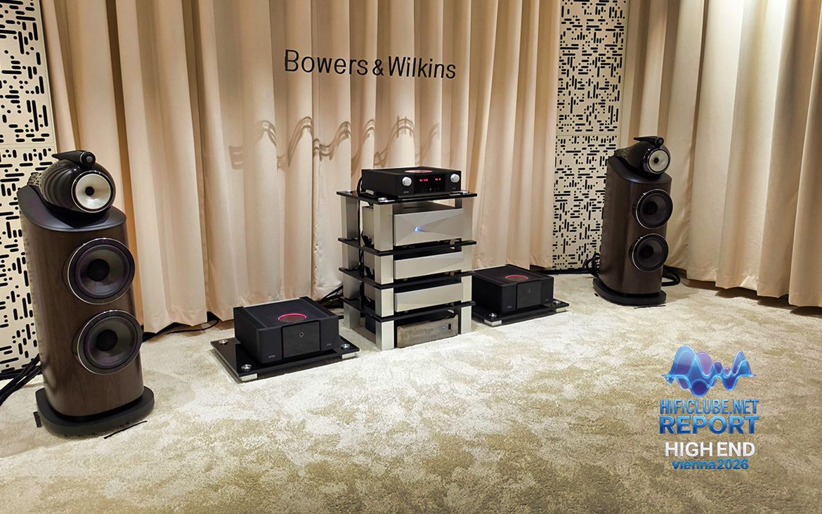 B&W 800 D5, com amplificação Mark Levinson. Provavelmente a melhor demonstração de sempre de umas colunas Bowers & Wilkins que ouvi numa feira. Excelente projeção da imagem, grave controlado, escala convincente e uma rara combinação de poder e classe. Nada de músculo gratuito: havia autoridade, mas também compostura. Gravámos a apresentação para publicação posterior.