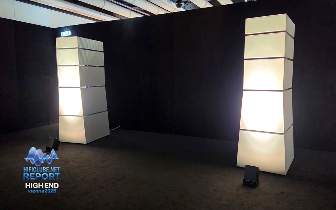 Goldmund Gaia. Nunca as tinha ouvido. O som pareceu-me neutro, cheio, algo escuro — mas um escuro carregado de informação, como nos quadros de Rembrandt ou de Caravaggio. Não era obscuridade por falta de luz; era antes uma densidade tonal, uma sombra rica, onde os detalhes surgiam sem se denunciarem.