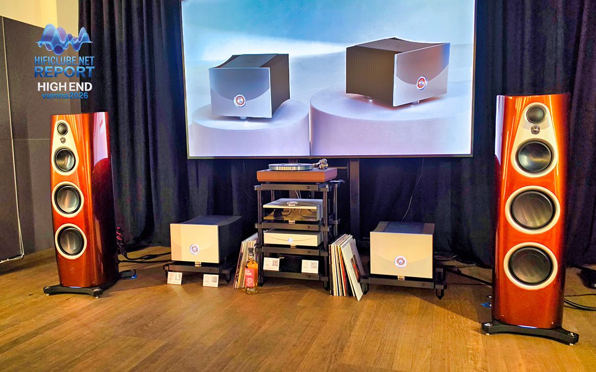 Linn Klimax DSM, Linn 360 e monoblocos Klimax Solo 800. A Linn apresentou o novo streamer Klimax DSM, a alimentar as colunas Linn 360 com monoblocos Klimax Solo 800. No entanto, não conseguiu atingir o mesmo nível de qualidade sonora que ouvimos em Munique. Sala? Seleção musical? Ambas, digo eu. A competência estava lá, mas faltou a magia.