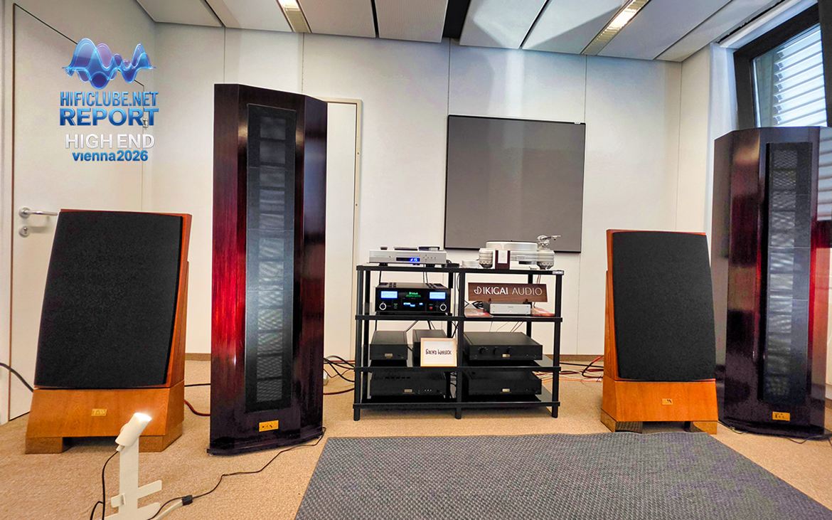 T&W. Colunas planares sem filtro, compostas por 12 módulos. Eis uma das surpresas do show: tocavam música. Não apenas som, não apenas tecnologia, não apenas conceito. Música. E isso, numa feira de alta-fidelidade, continua a ser mais raro do que devia. Notei uma ligeira vibração num dos módulos, que não afetou o desempenho geral. Vicissitudes dos transportes aéreos...