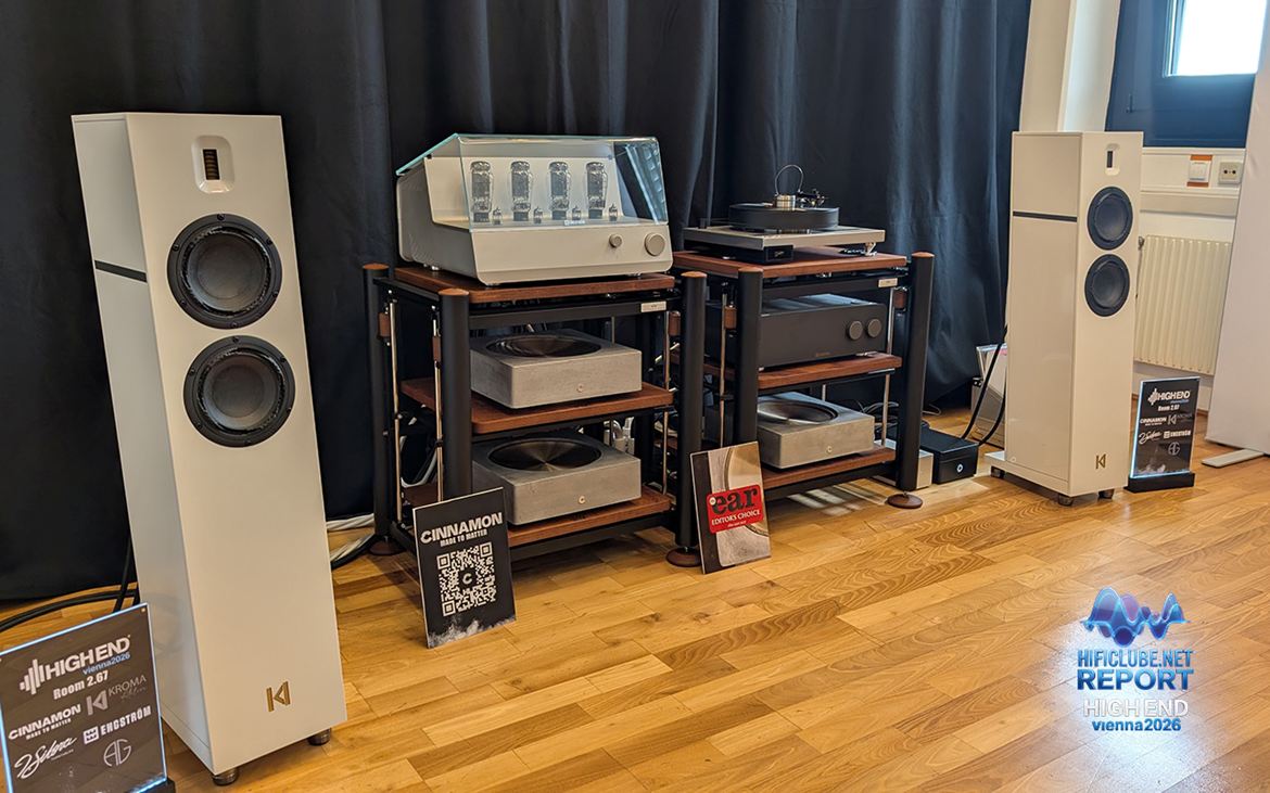 Cinnamon Audio, com Galle DAC Model II e Galle Network Transport, amplificação Engström e colunas Kroma Thaïs. A Cinnamon Audio é uma marca portuguesa, fundada por Ricardo Canelas, e por isso fomos lá ouvir, claro. Foi uma visita de médico, porque num certame com perto de mil marcas expostas ou em demonstração não há tempo para tudo, muito menos para a justiça plena que alguns sistemas merecem. Ainda assim, gostámos do que ouvimos. Havia ali bom gosto, coerência e uma identidade sonora própria. A faixa escolhida, é verdade, já anda demasiado estafada nestas andanças, e isso retirou alguma frescura à audição. Mas ficou a impressão de uma proposta séria, tecnicamente ambiciosa e com alma portuguesa — o que, só por si, já justificava a paragem.