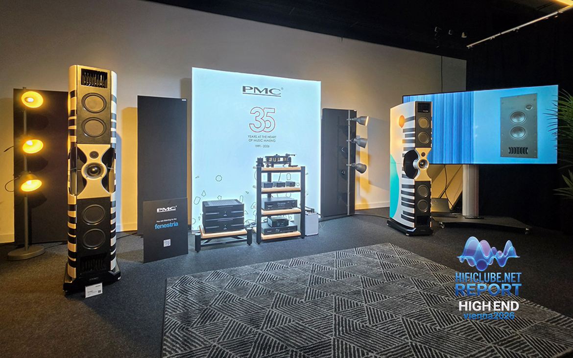 Sala de demonstração de som stereo da PMC com colunas Fenestria
