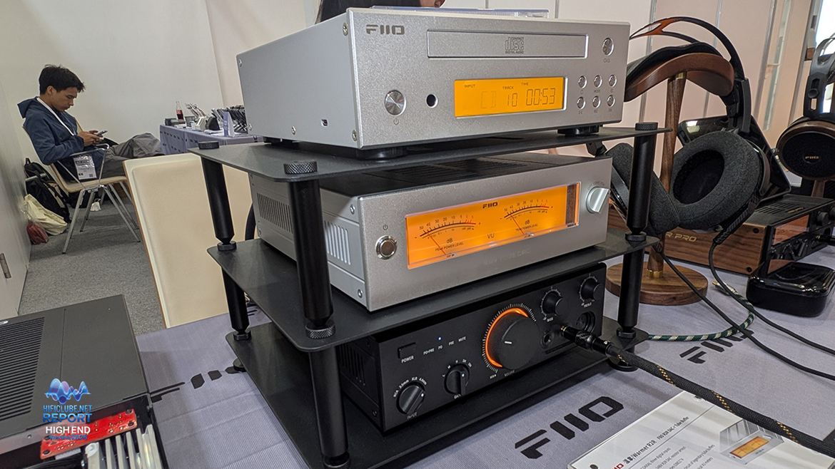 Fiio R2R DAC (com vuímetros) e amplificador de auscultadores (em baixo)