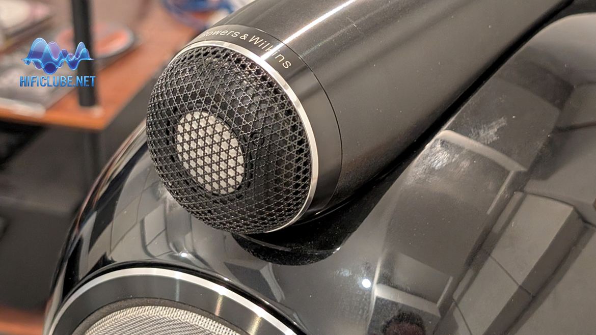 As D5 utilizam a grelha protetora, com malha acusticamente mais transparente, desenvolvida para a 801 D4 Signature.