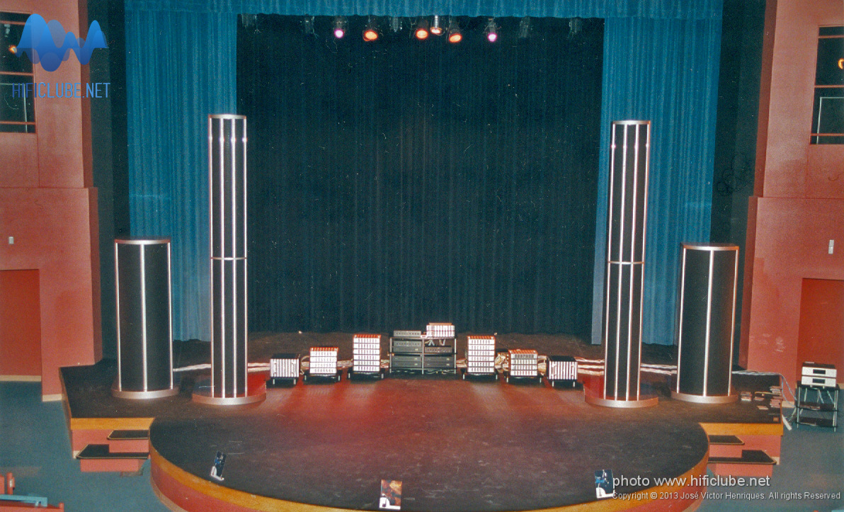 Sistema de som de 1 milhão de dólares montado no palco da Clark County Library, Las Vegas