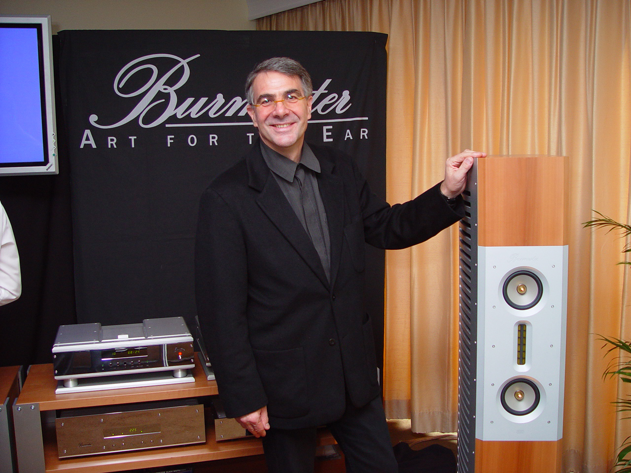 Dieter Burmester, sorridente, após uma magnífica demonstração. Highend Show, Frankfurt, 2002