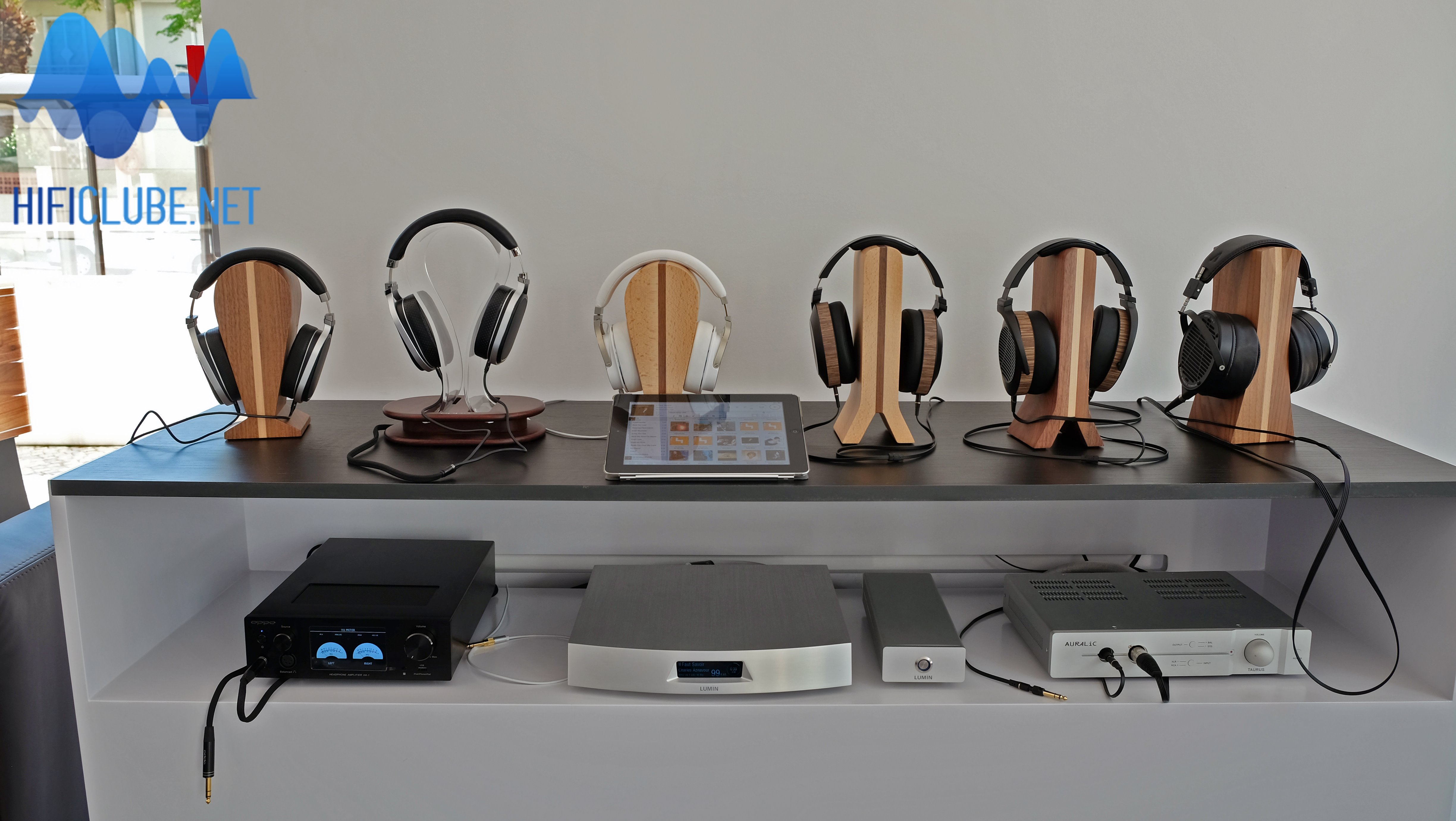 UAE - Expositor de demonstração activa: Oppo Pm1, PM2, Pm3 - Audeze EL-8 closed back, EL-8 open back, LCD-X (da esq para dir.)