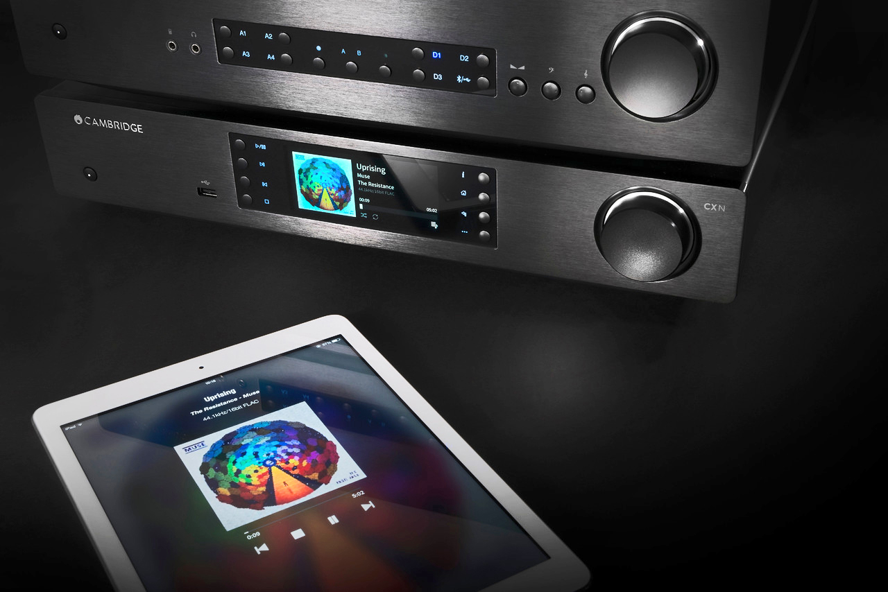 O leitor de rede CXN pode ser controlado com um iPad, e também reproduz a música do iPad via AirPlay