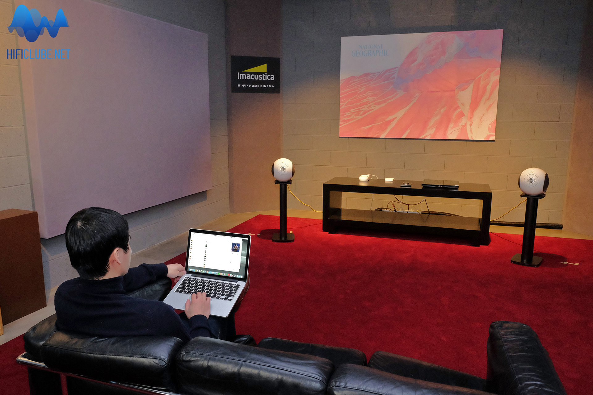 Yahoan Yang dirigiu a sessão auditiva remotamente a partir do portátil (click to enlarge).