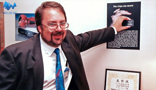 Robert Watts, numa foto histórica, em Londres, quando descobriu que era possível substituir os chips por um processador programável: chips are down!, pode ler-se no cartaz. Isto há mais de 20 anos...