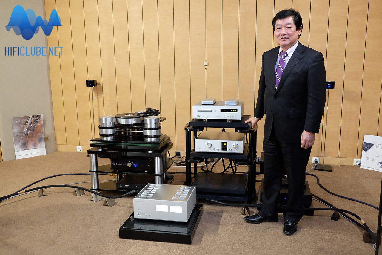 Terry Kawakami posa no auditório principal da UAE em Lisboa junto da sua prole