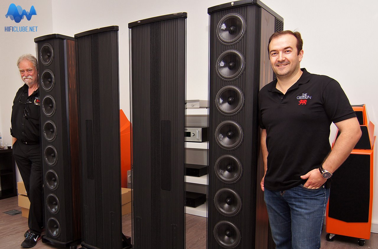 Miguel Carvalho e Flemming Rasmussen posam junto das Gryphon Pendragon