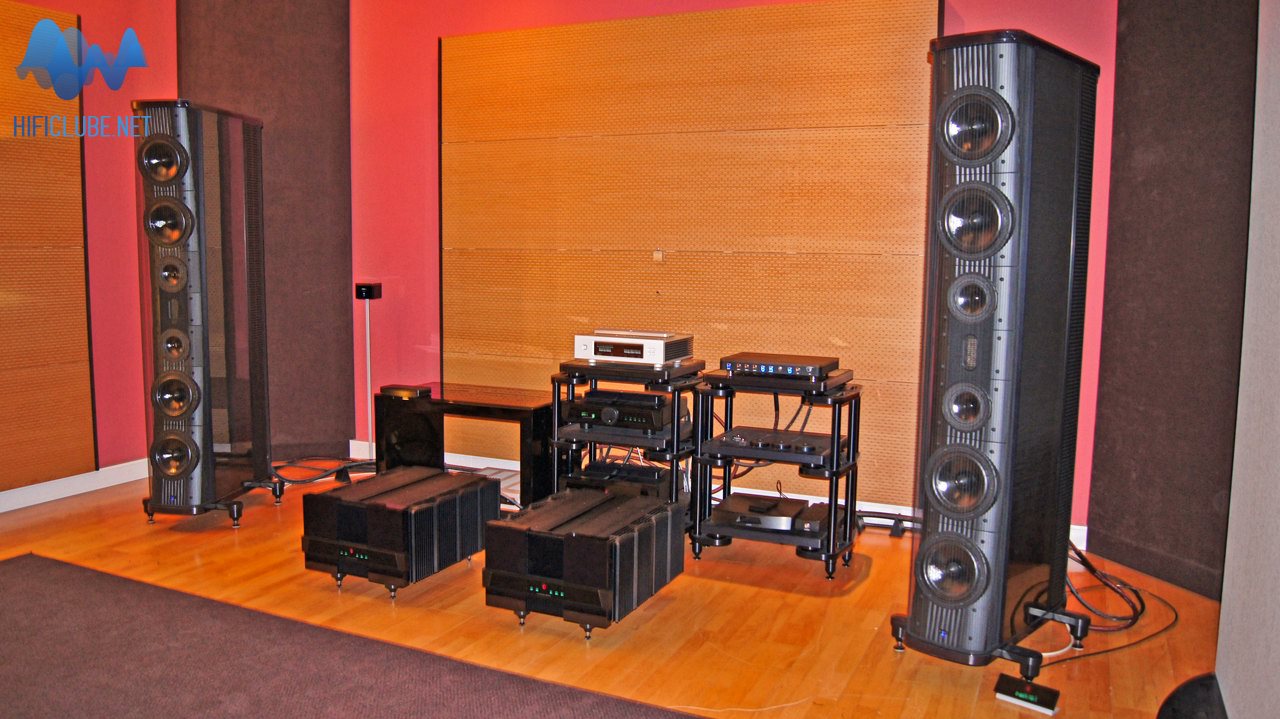 A Gryphon fez guarda de honra ao Trinity DAC no auditório da UAE