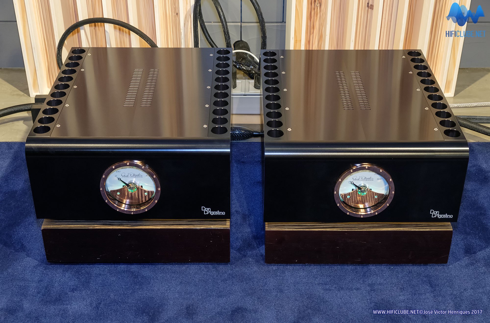 Dan D'Agostino Progression monoblok amplifiers (clique sobre as fotos para aumentar)