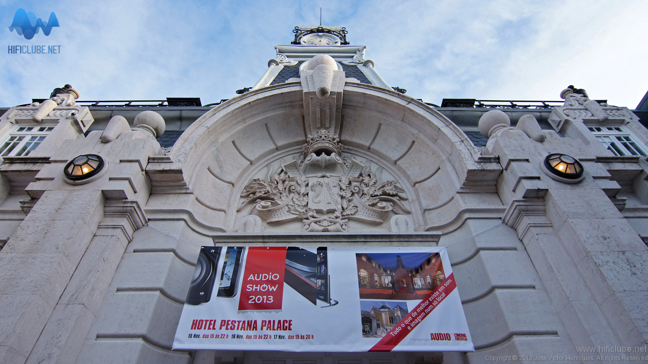 Cartaz do Audioshow 2013, na fachada do Pestana Palace (cavalariças)