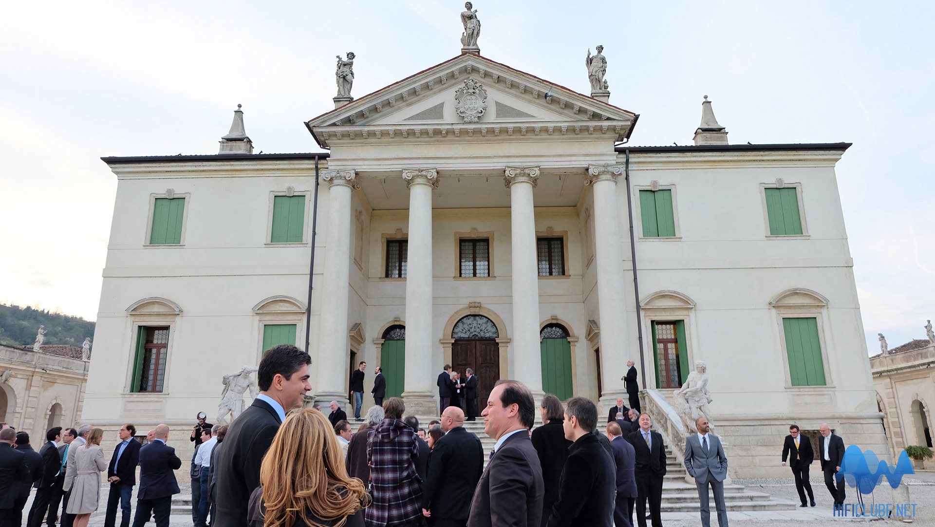 Os convidados aguardam a entrada na belíssima Villa Cordellina Lombardi