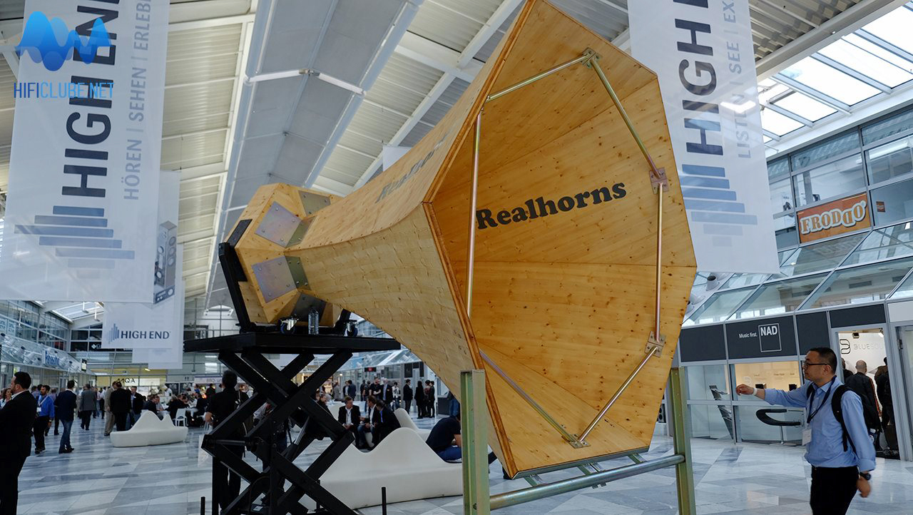 Este Super Sub Bass Horn da RealHorns é mesmo real! E funciona!... Quando a sua mulher lhe disser que as suas colunas são demasiado grandes, mostre-lhe esta fotografia...